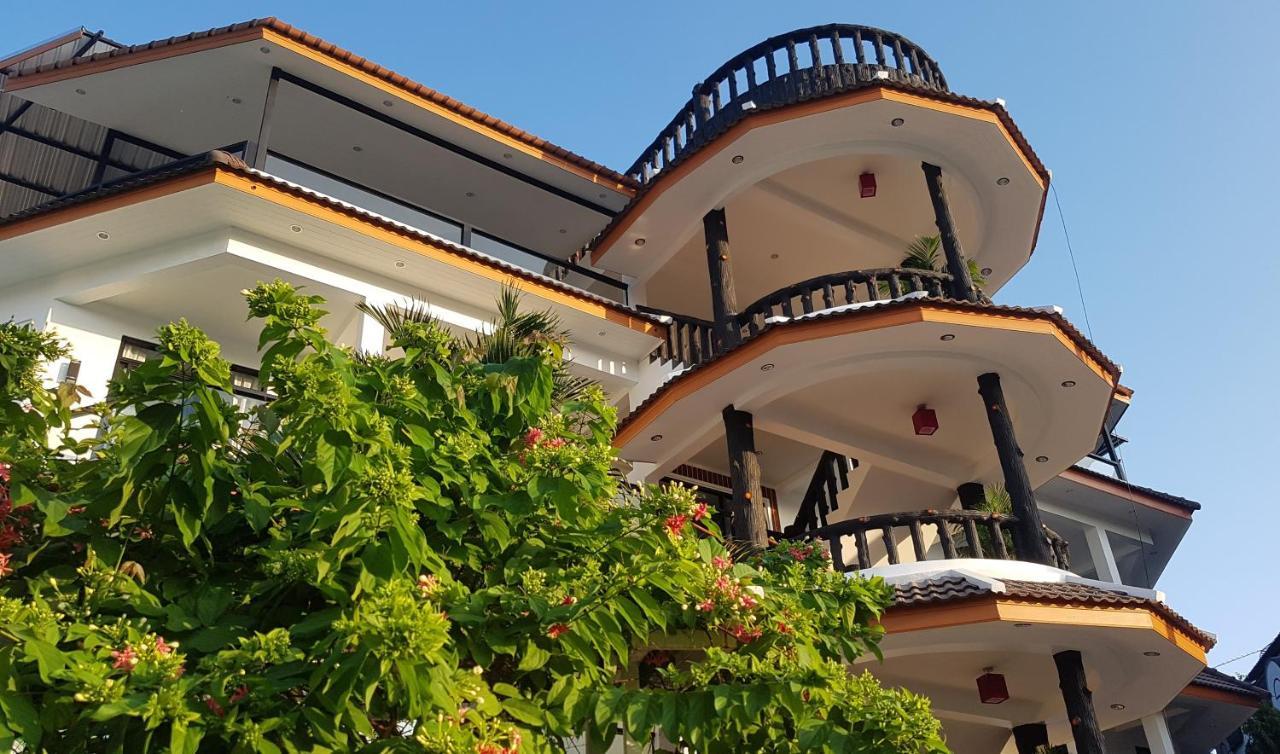 La Capannina Hotel Patong Bagian luar foto