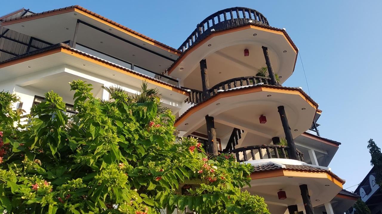 La Capannina Hotel Patong Bagian luar foto